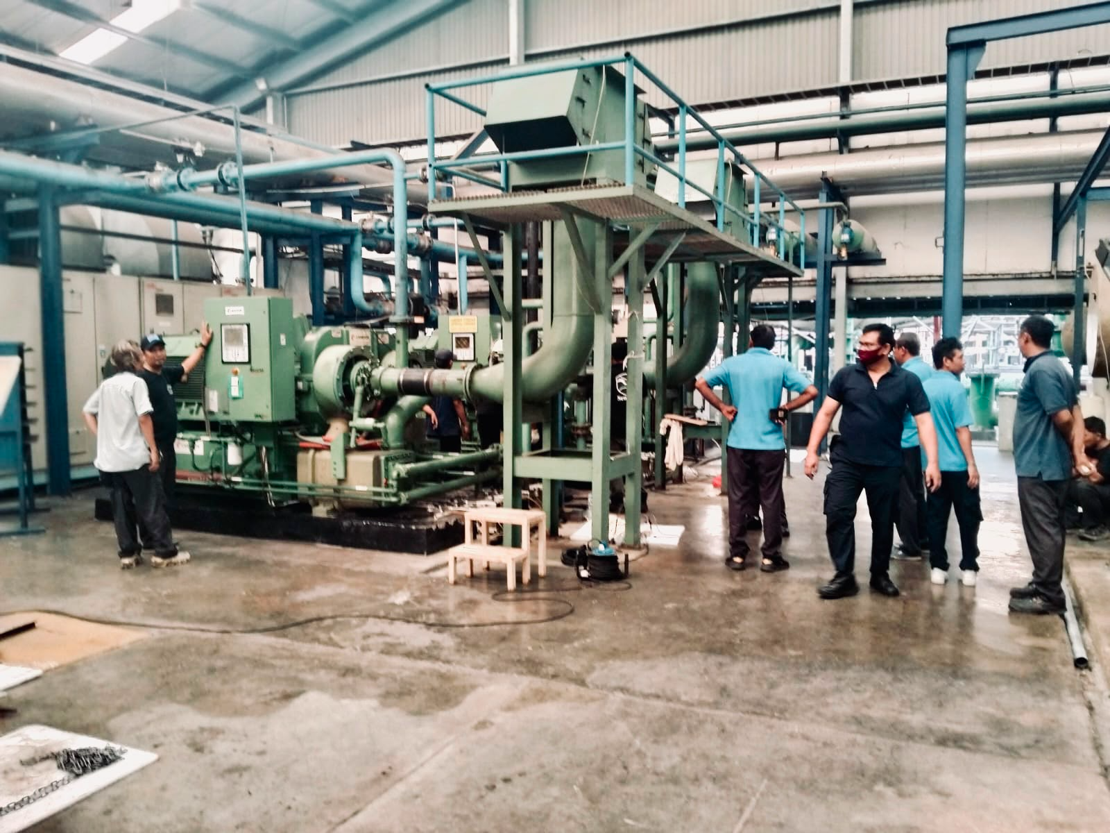 Instalasi centrifugal compressor Semaju di lantai pabrik pelanggan